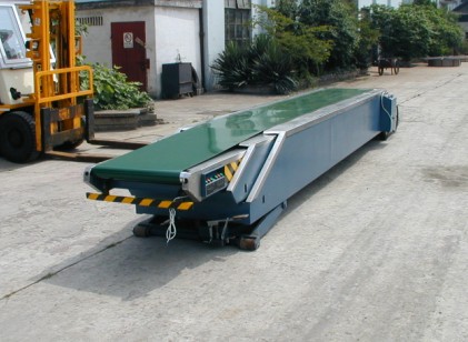 伸縮式皮帶輸送機(jī)性能特點