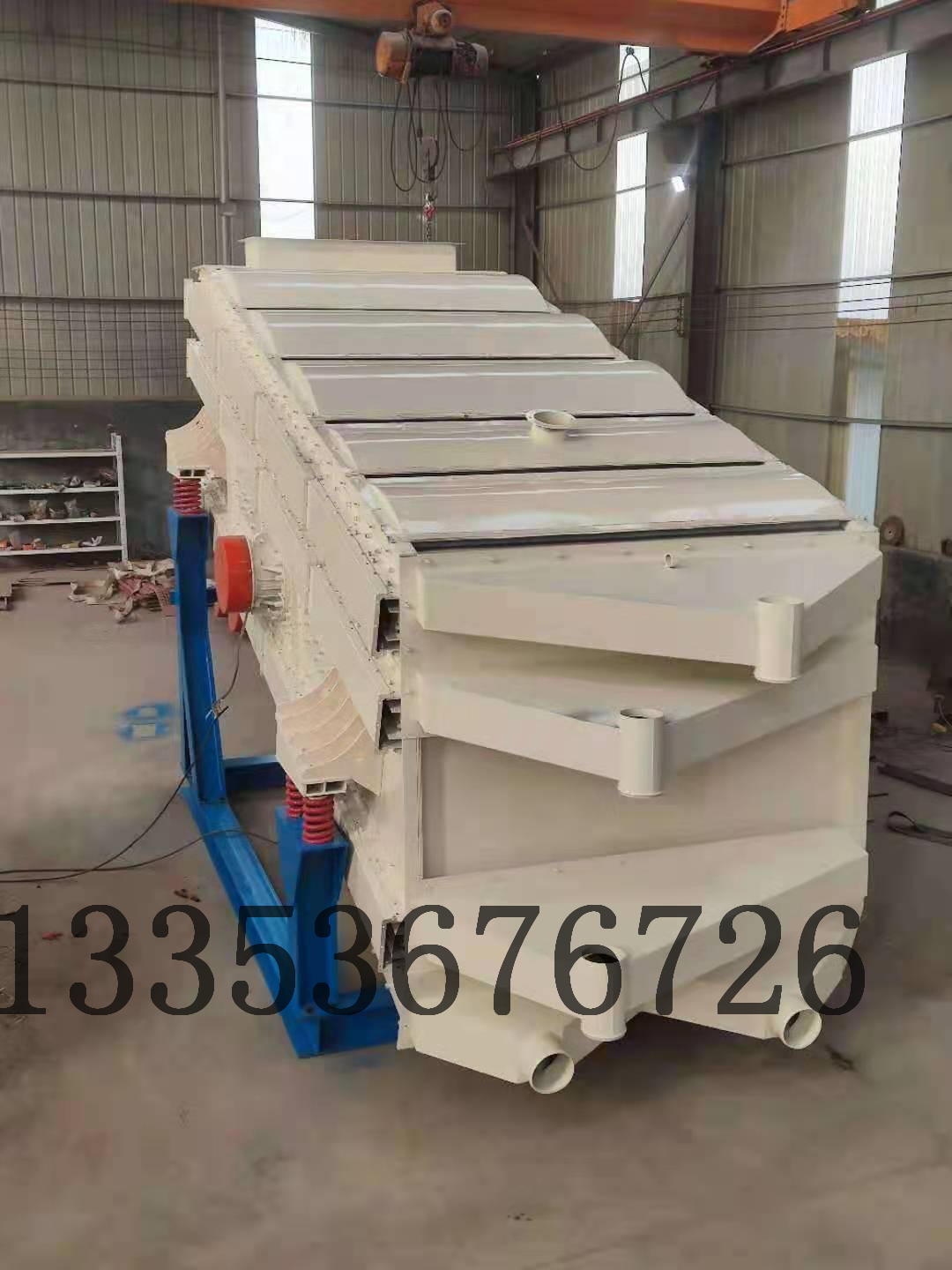 煤矸石是采煤過程和洗煤過程中產生的廢棄物,目前已經成為我國產生量和排放量的工業固體廢棄物之一。山西是資源能源大省,每年產出大量的煤矸石、粉煤灰、冶煉渣等大宗工業 大宗工業固體廢物綜合利用產業發展較困難我國提倡環保和廢舊資源再回收利用政策，就是針對礦山廢料的再利用，和建筑垃圾石料再回收利用都是今年行業的新興行業。在回收利用中少不了物料分級篩分的過程。隨著工業的發展工業機械的進步奧創機械生產的礦用弛張篩分機，是在礦用篩分上的新成就，針對黏性大的物料和篩分效率的難題研發生產的一款機械。 煤矸石弛張篩的應用煤矸石廠，入洗原煤易泥化。煤矸石水分含量較高，煤矸石粘度變大，篩分過程中經常出現篩板堵塞現象，迫使生產中斷，影響系統的連續運行。為了生產的系統連續、高效運行，減輕煤泥水處理系統壓力，該廠使用弛張篩，對煤矸石篩分設備進行技術革新。年初開始對煤矸石廠原煤篩分系統的博后篩更換為雙層弛張篩，以提高篩分效率，創造更大的經濟效益。在弛張篩的選型上，根據現場環境，篩選物料的要求，和處理量，進行選定機械?？勺稍儕W創機械設備有限公司，為您量身定型。